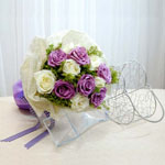 新加坡紫色和白色玫瑰花束